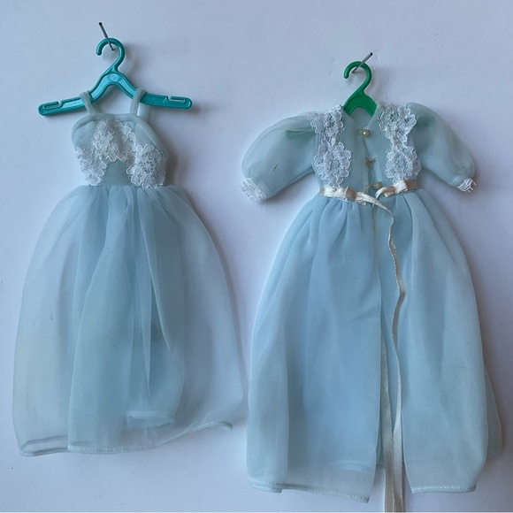 8 Barbie outfits and accessories - Picture 9 of 16